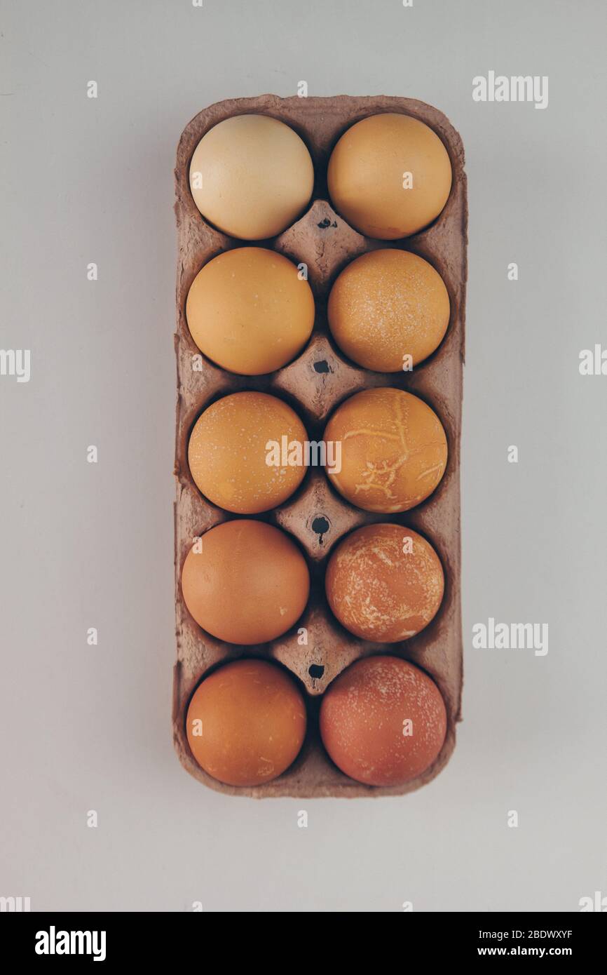 Verschiedene Schattierungen von beige und braun Eier. Natürliches Konzept. Stockfoto