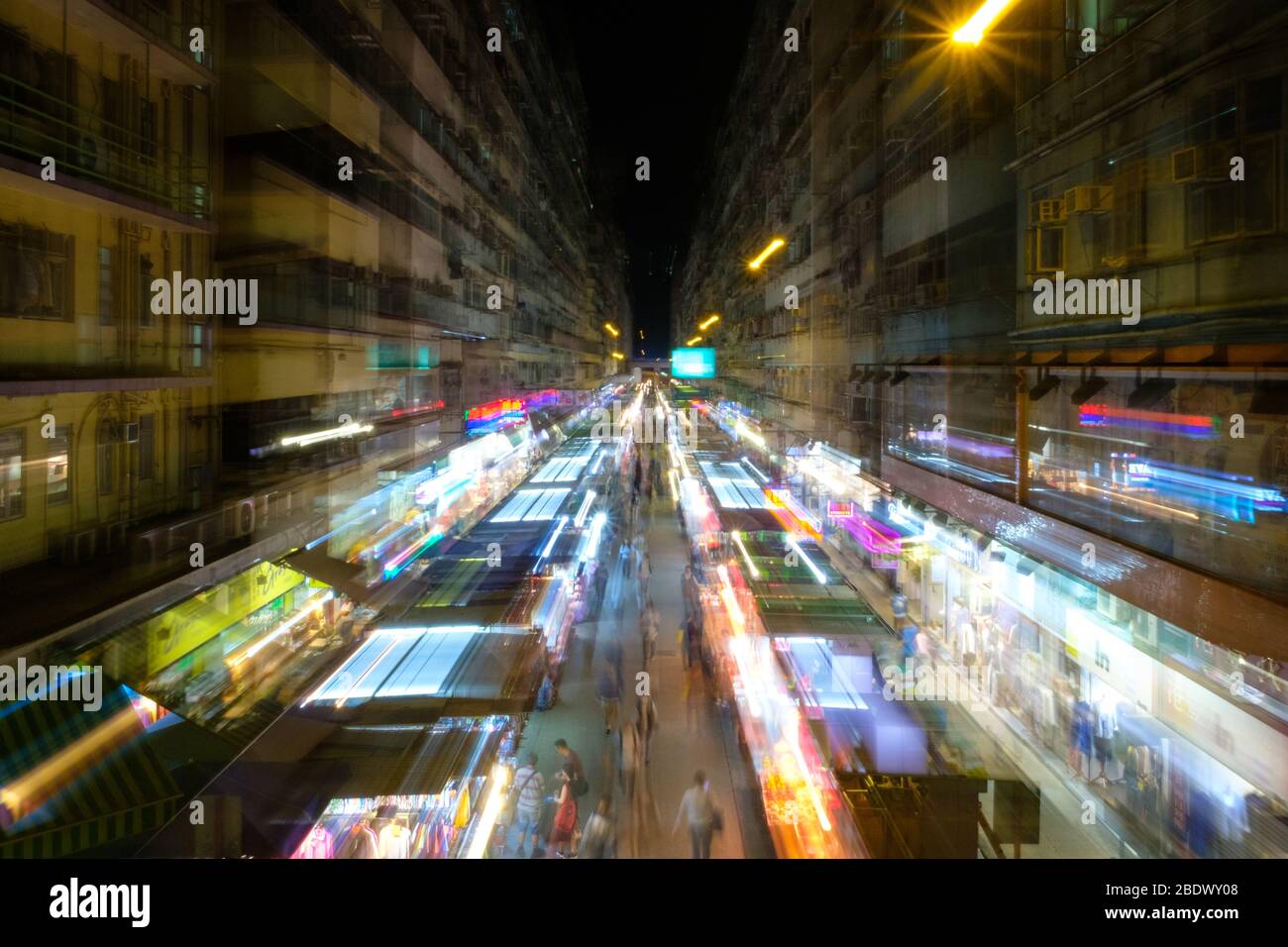 Abstrakte Bewegungen verwischen das Stadtbild auf dem Nachtmarkt in Hongkong Stockfoto