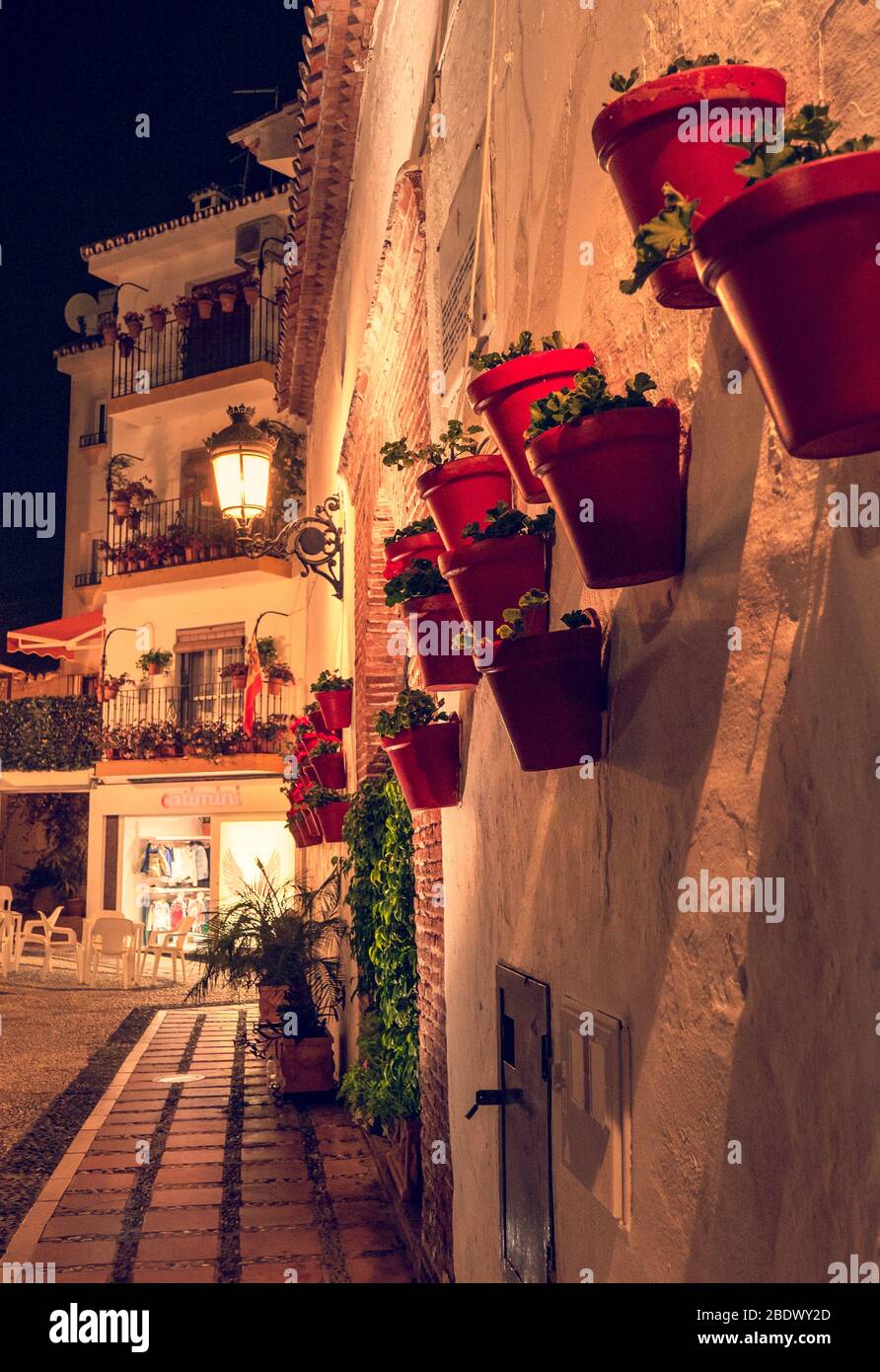 Eine schmale Straße in Marbella Altstadt, Spanien. Stockfoto