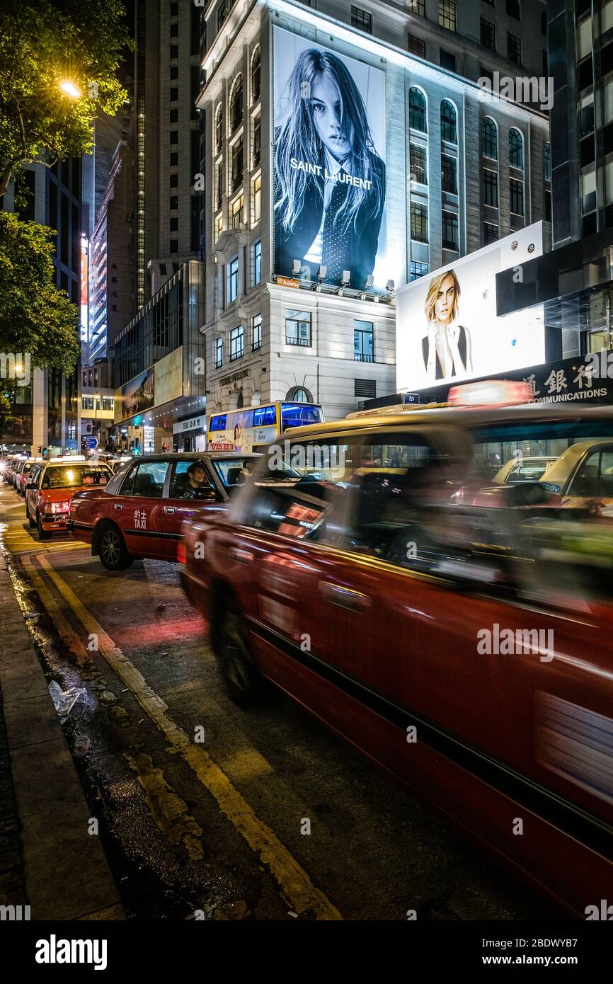 Hongkong, November 2019: Eine Reihe von Taxiwagen, die nachts in Hongkong warten Stockfoto