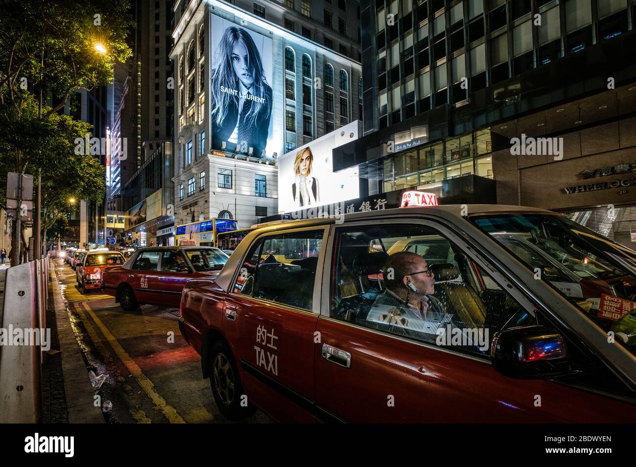 Hongkong, November 2019: Taxifahrer warten in Hongkong nachts Stockfoto