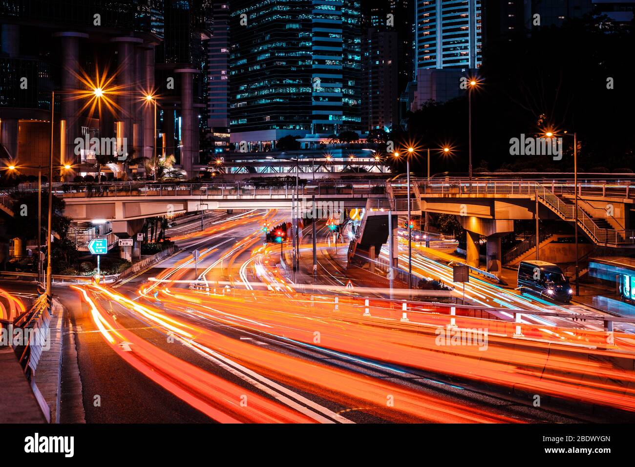 Straßenverkehr in der Stadt nachts, leichte Wege von Autos auf der Straße in Hongkong Stockfoto