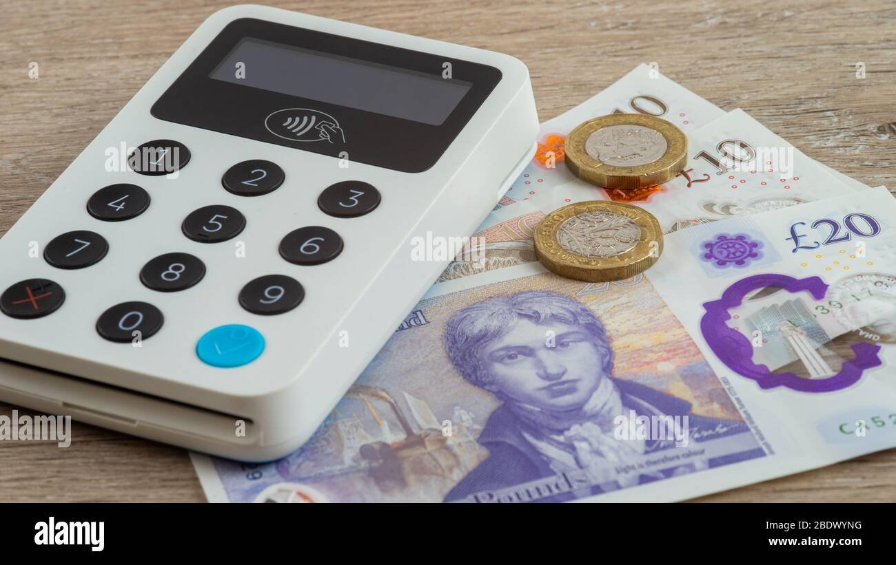 Kontaktloses Zahlterminal mit britischen Banknoten Stockfoto