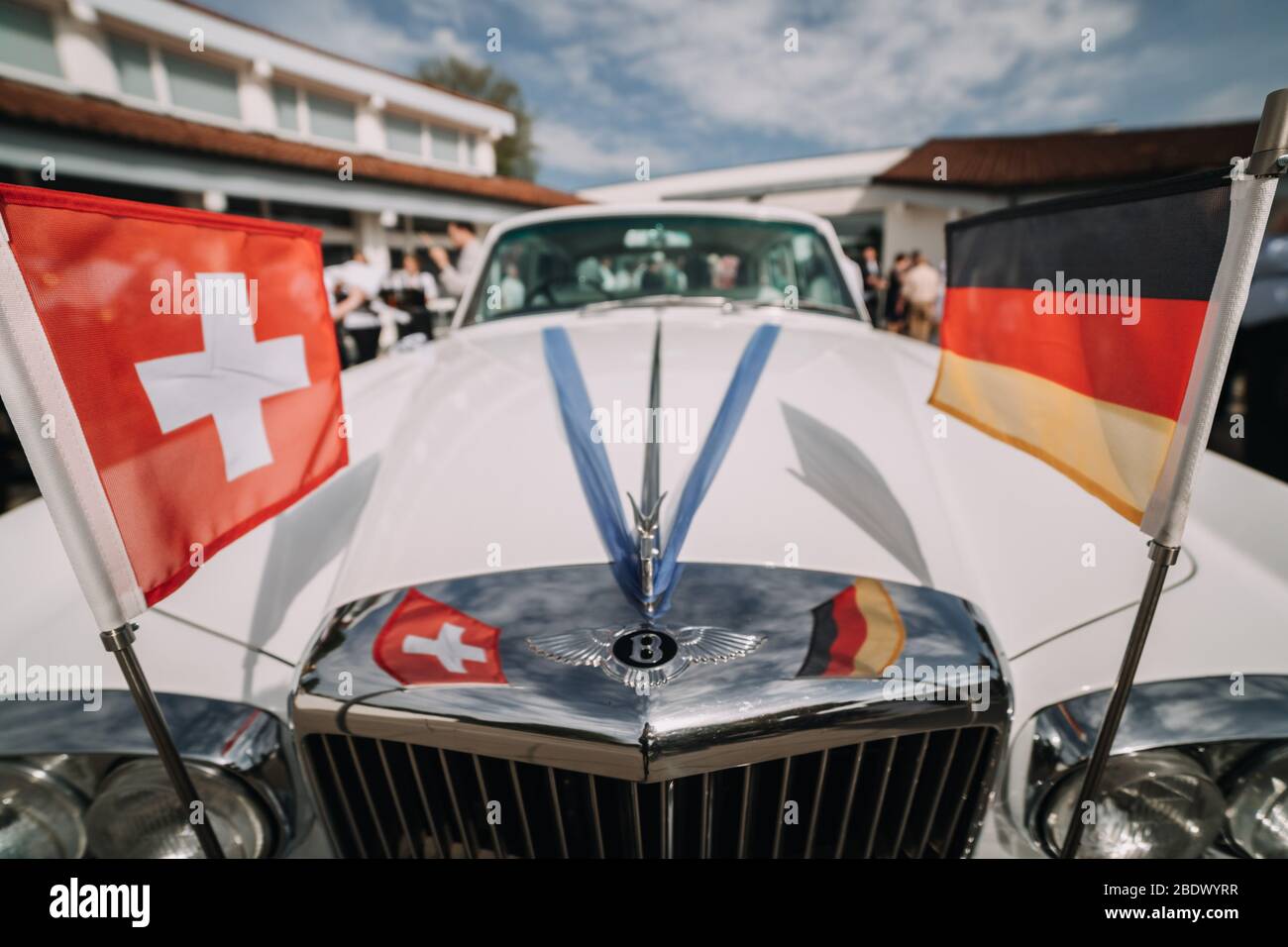 Schweizer und deutsche Flagge montiert auf Oldtimer Oldtimer bei offiziellen interkulturellen Veranstaltung Stockfoto