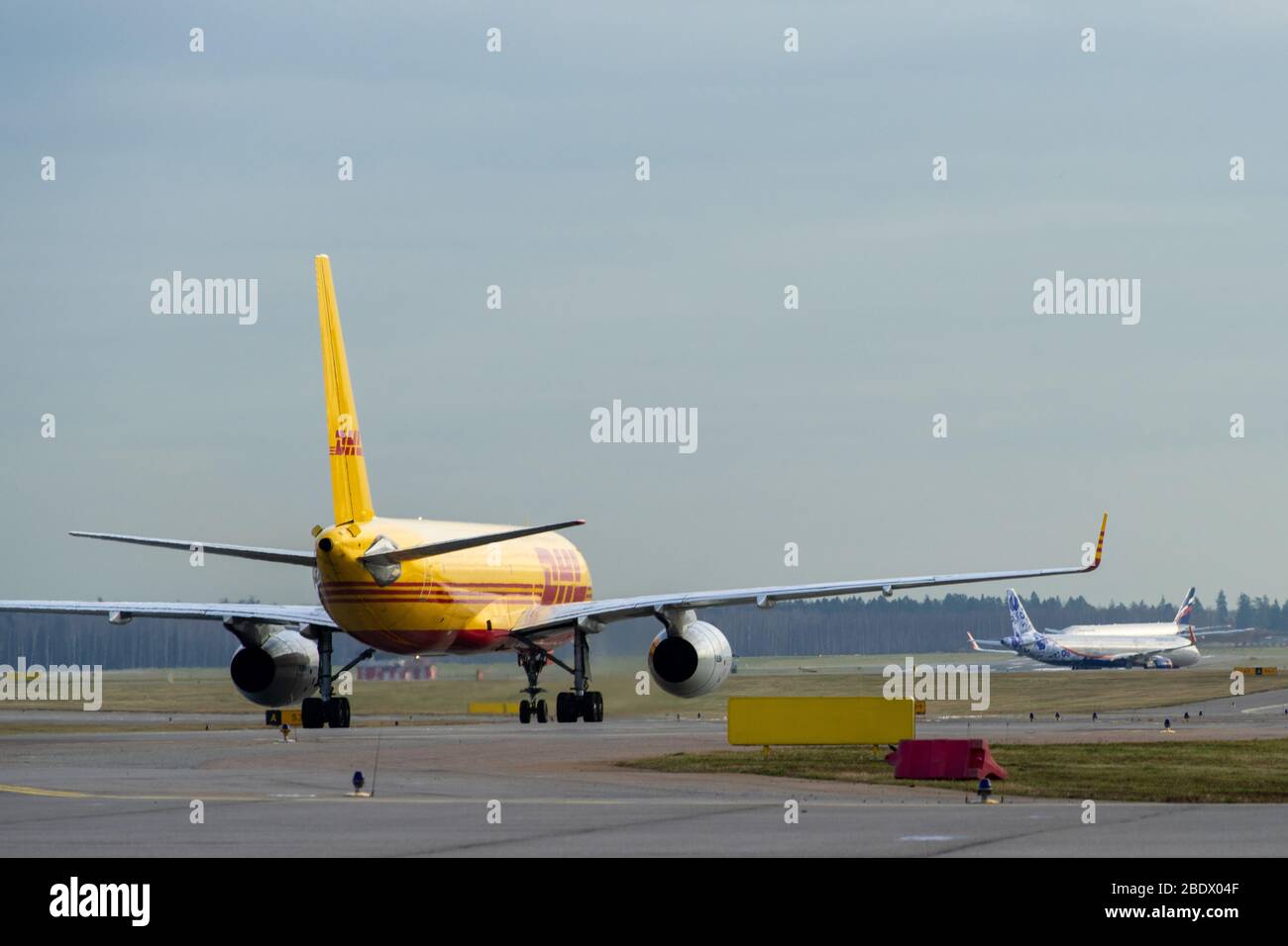Oktober 29, 2019, Moskau, Russland. Flugzeug Tupolew Tu-204 Aviastar Fluggesellschaften in Livree DHL am Flughafen Scheremetjewo in Moskau. Stockfoto