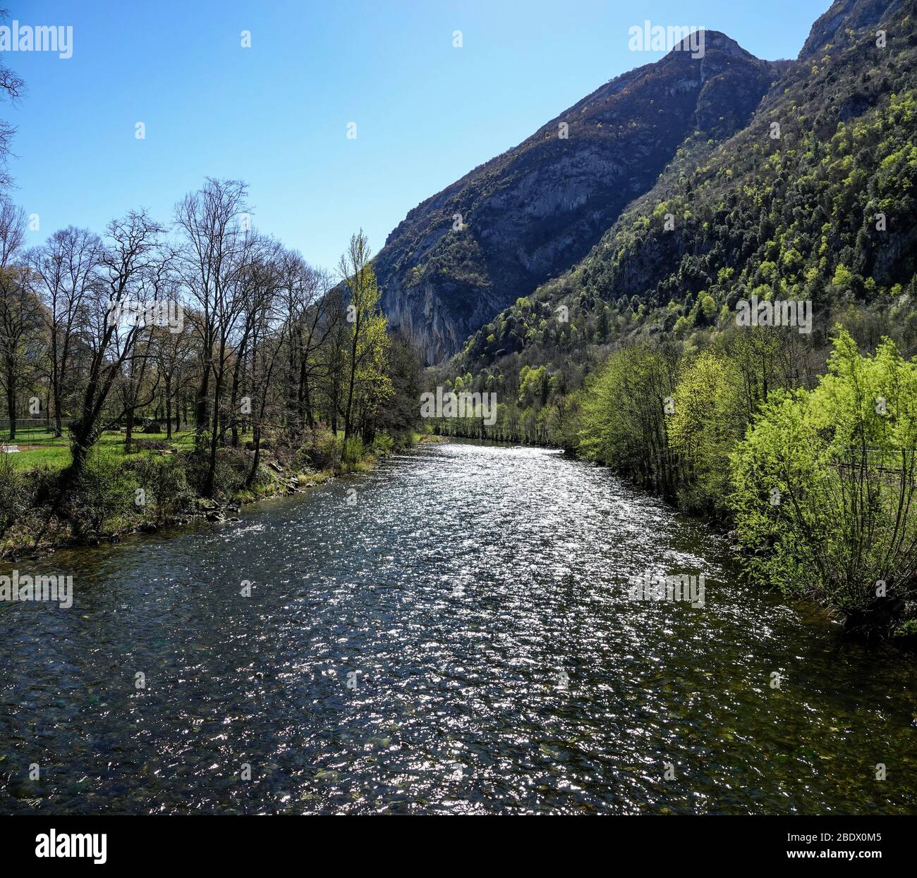 Der Fluss Ariege unter blauem Himmel, Ornolac Ussat les Bains, Ariege, Französische Pyrenäen, Frankreich Stockfoto