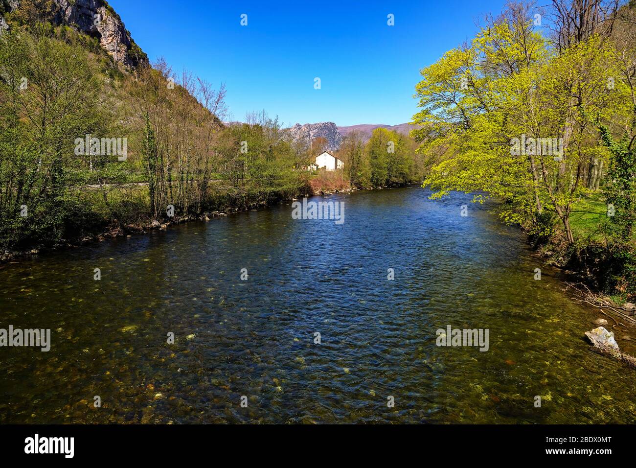Der Fluss Ariege unter blauem Himmel, Ornolac Ussat les Bains, Ariege, Französische Pyrenäen, Frankreich Stockfoto