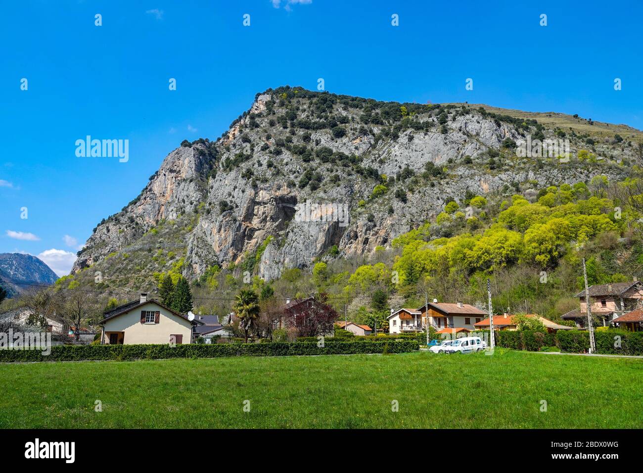 Felsklippen und Höhlen über Ornolac Ussat les Bains, Ariege, Französische Pyrenäen, Frankreich Stockfoto