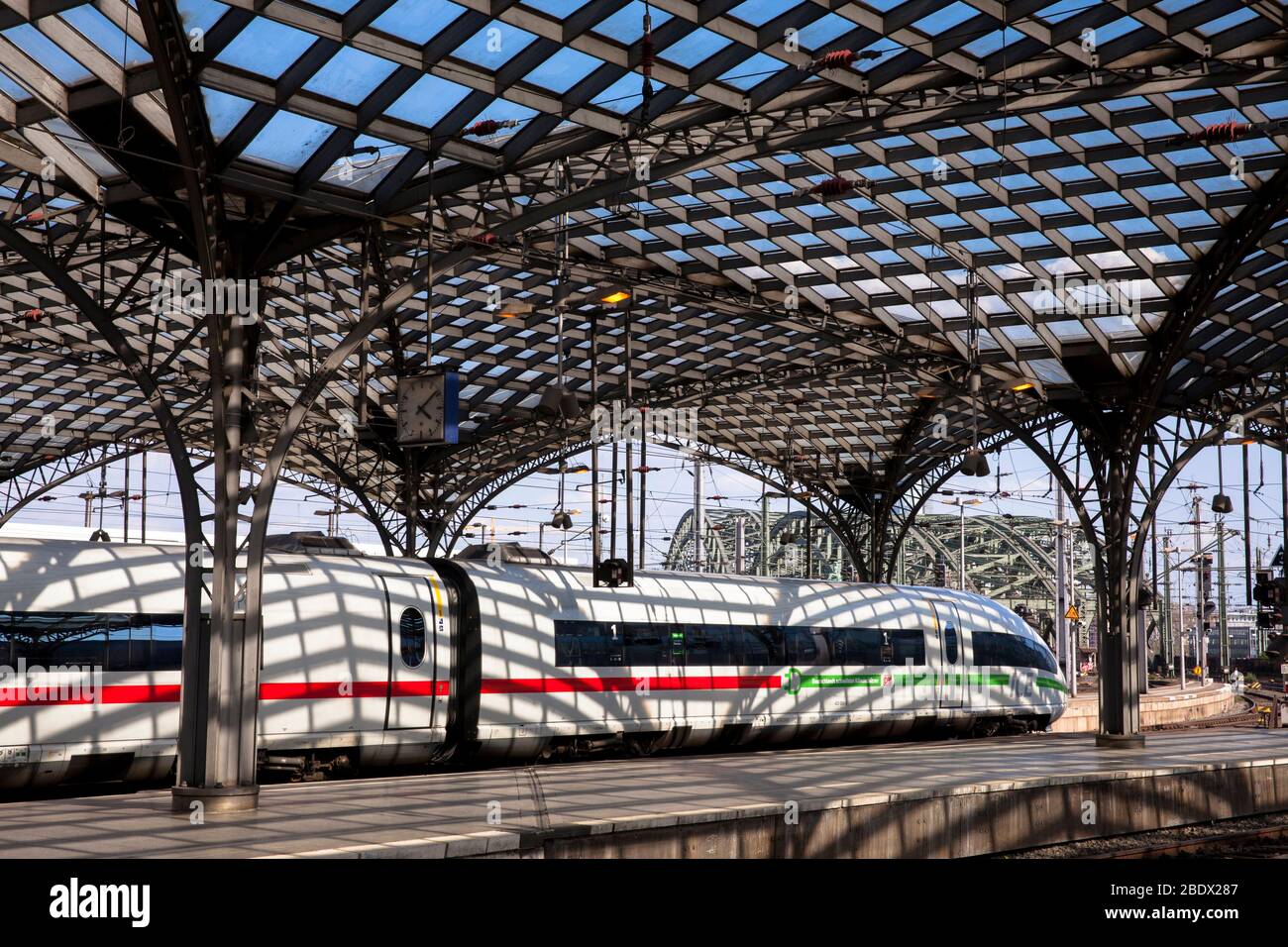Der Hochgeschwindigkeitszug Intercity Express ICE verlässt den Hauptbahnhof Köln. Hochgeschwindheitszug Intercity Express ICE bei der Ausfahrt aus Stockfoto