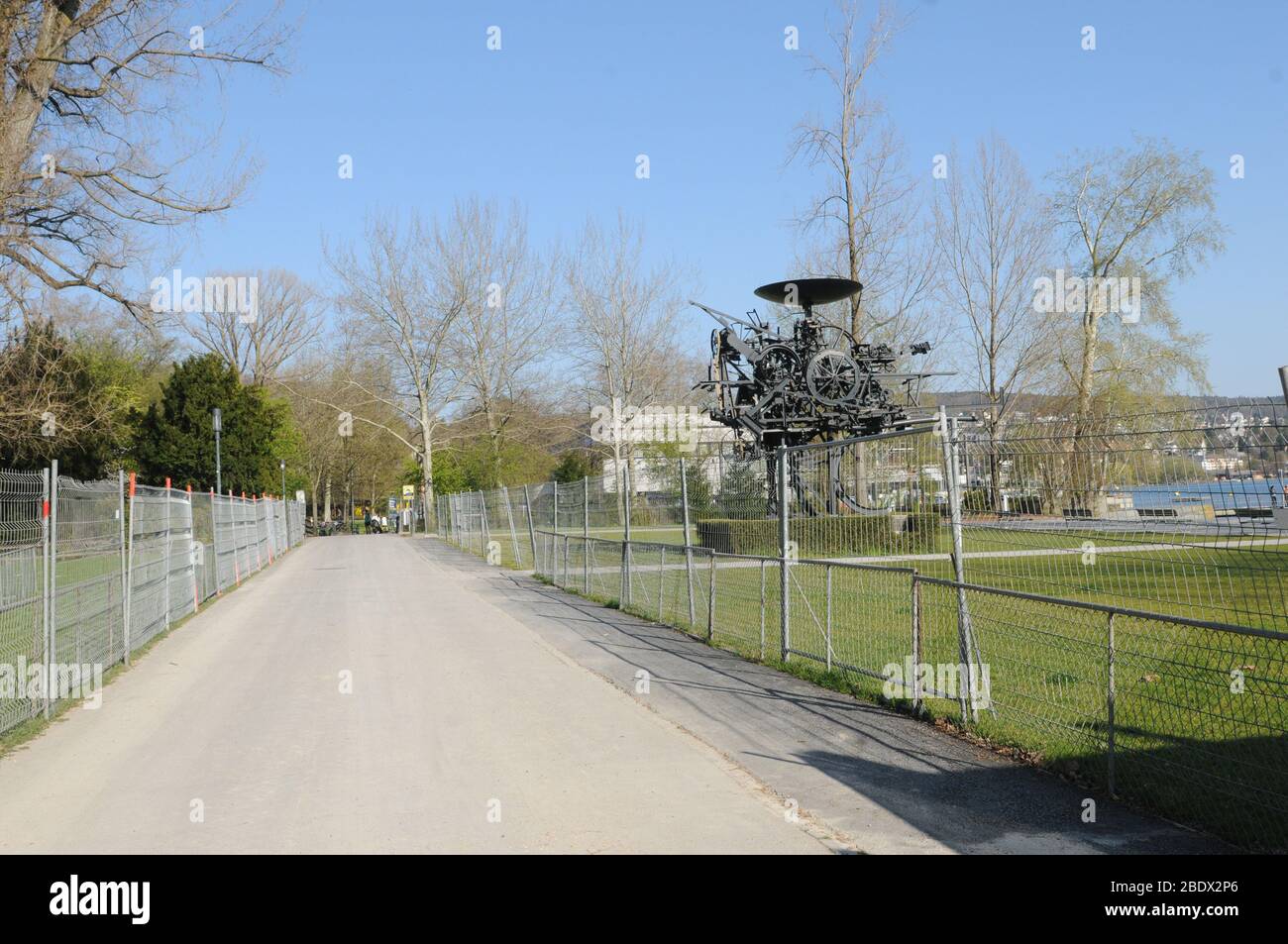 Zürich/Schweiz: Seepromenade in Seefeld mit der Tinguely-Maschine in Zeiten des CoVid19 Virus Log down Stockfoto