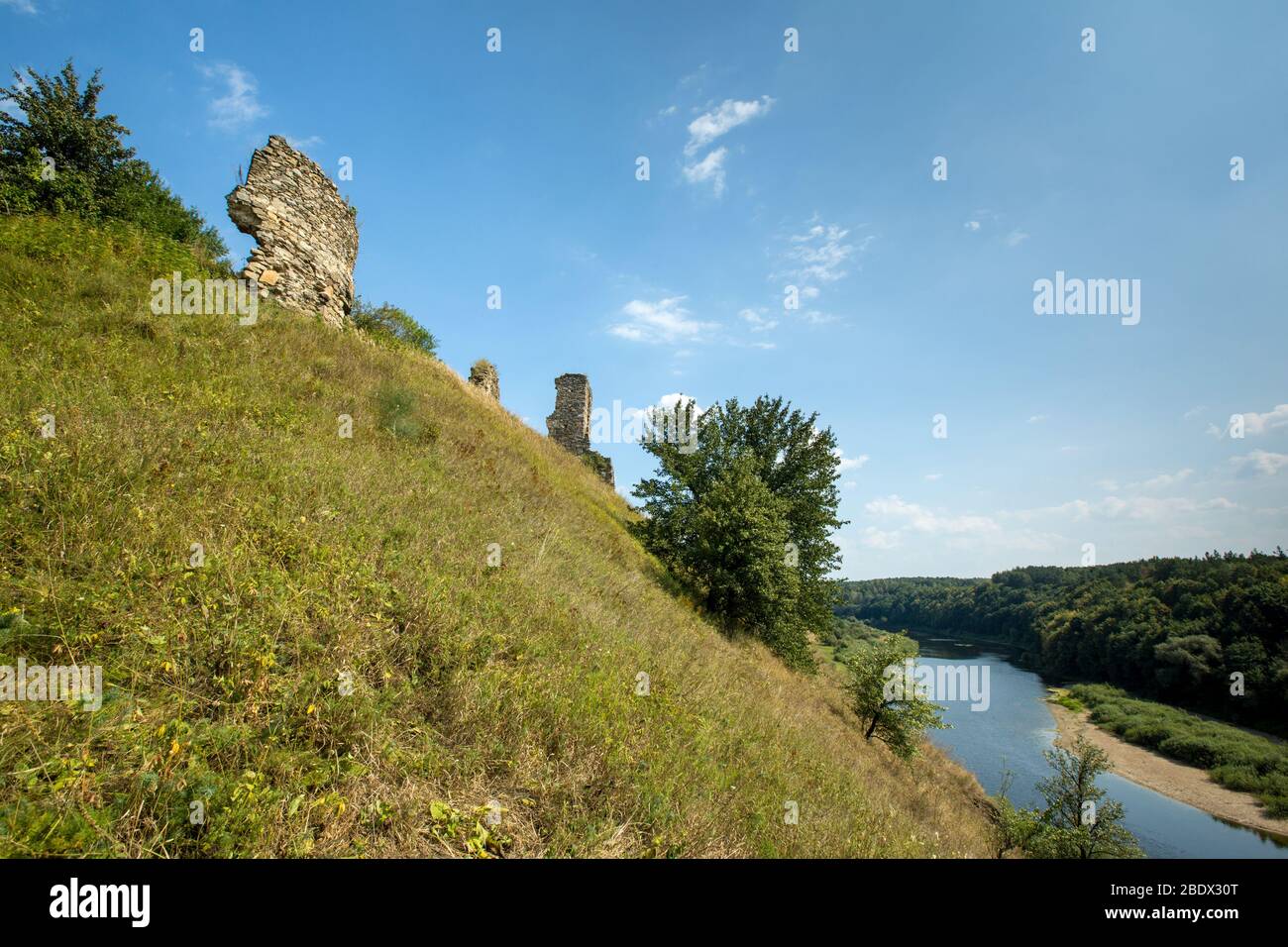 Ruinen von Gubkiv (Hubkiv) Burg auf einem Sluch Fluss Hügel im Sommer in der Nähe von Gubkiv Dorf, Rivne Region, Ukraine. Reiseziele in der Ukraine Stockfoto