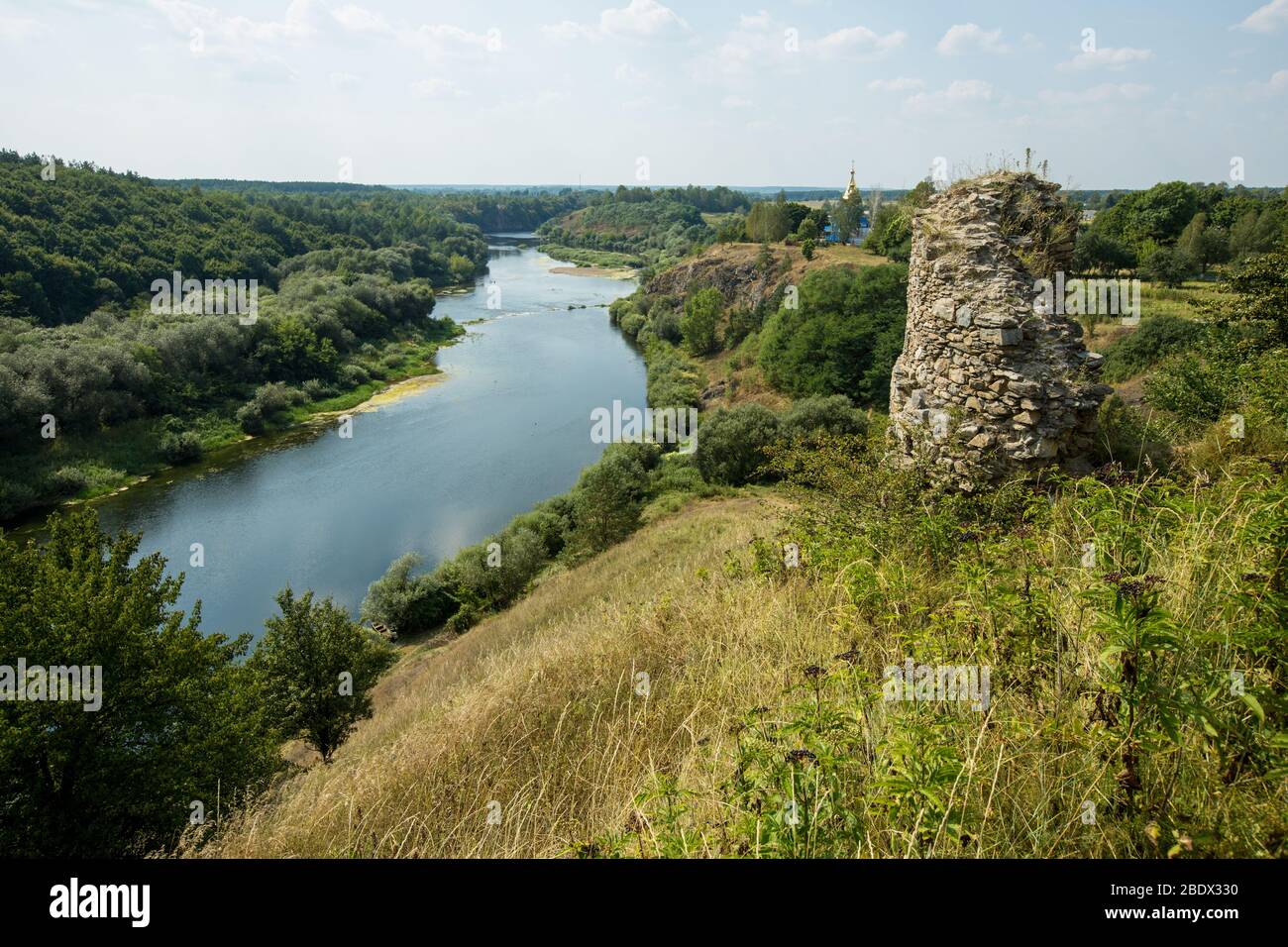 Ruinen von Gubkiv (Hubkiv) Burg auf einem Sluch Fluss Hügel im Sommer in der Nähe von Gubkiv Dorf, Rivne Region, Ukraine. Reiseziele in der Ukraine Stockfoto