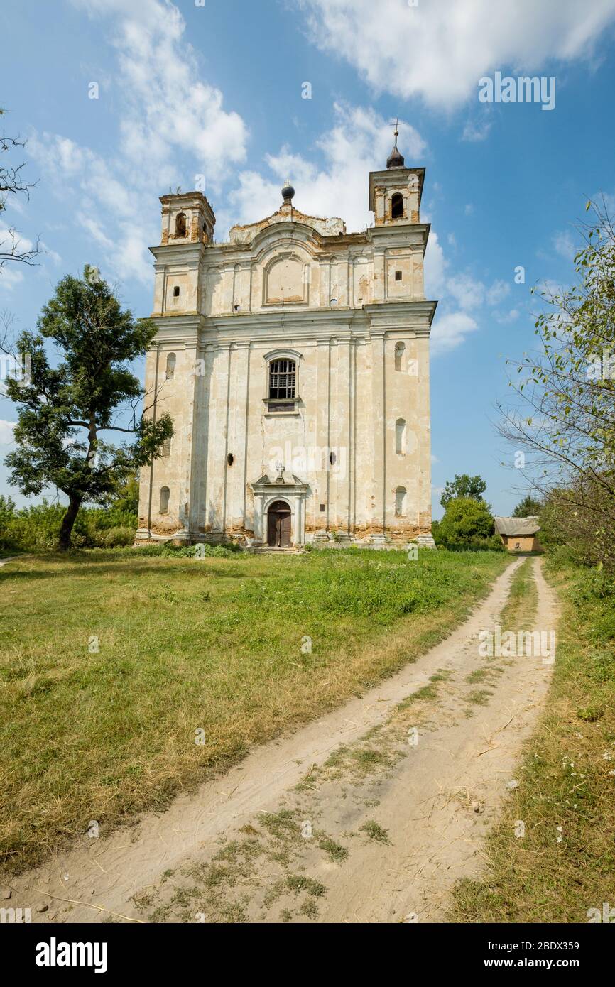 Kirche des heiligen Antonius in Velyki Mezhirishy Dorf (Międzyrzec Korecki) in Rivne Region, Ukraine. Reiseziele in der Ukraine Stockfoto
