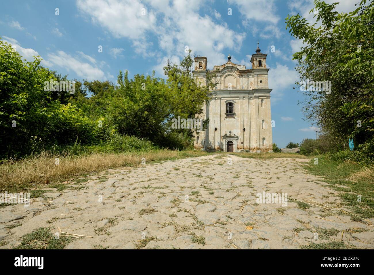 Kirche des heiligen Antonius in Velyki Mezhirishy Dorf (Międzyrzec Korecki) in Rivne Region, Ukraine. Reiseziele in der Ukraine Stockfoto