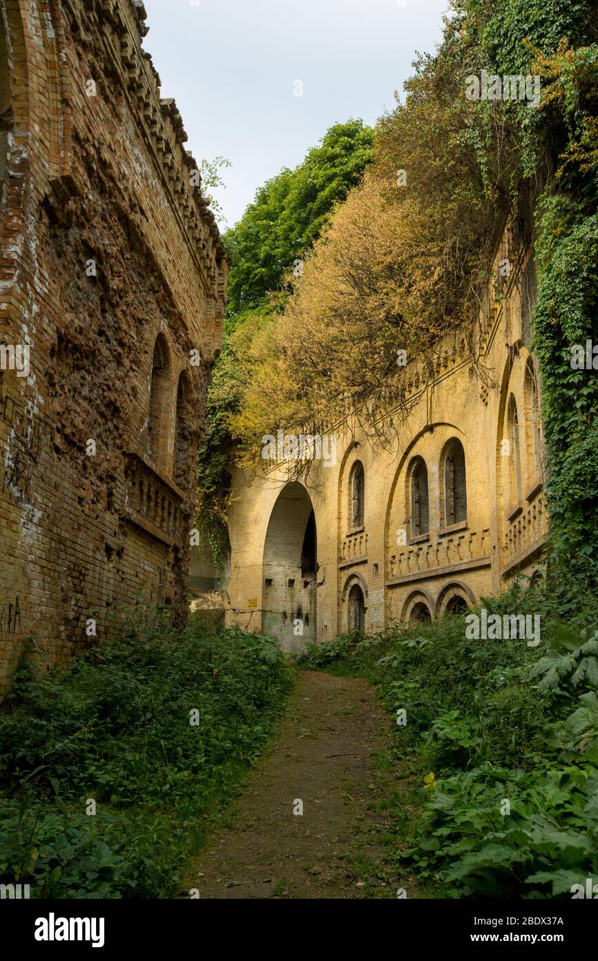 Ruinen der Festung Tarakaniv (Dubenska) bei Tarakaniv Dorf im Dubenski Bezirk, Riwnenskiy Region, Ukraine. Reiseziele in der Ukraine Stockfoto