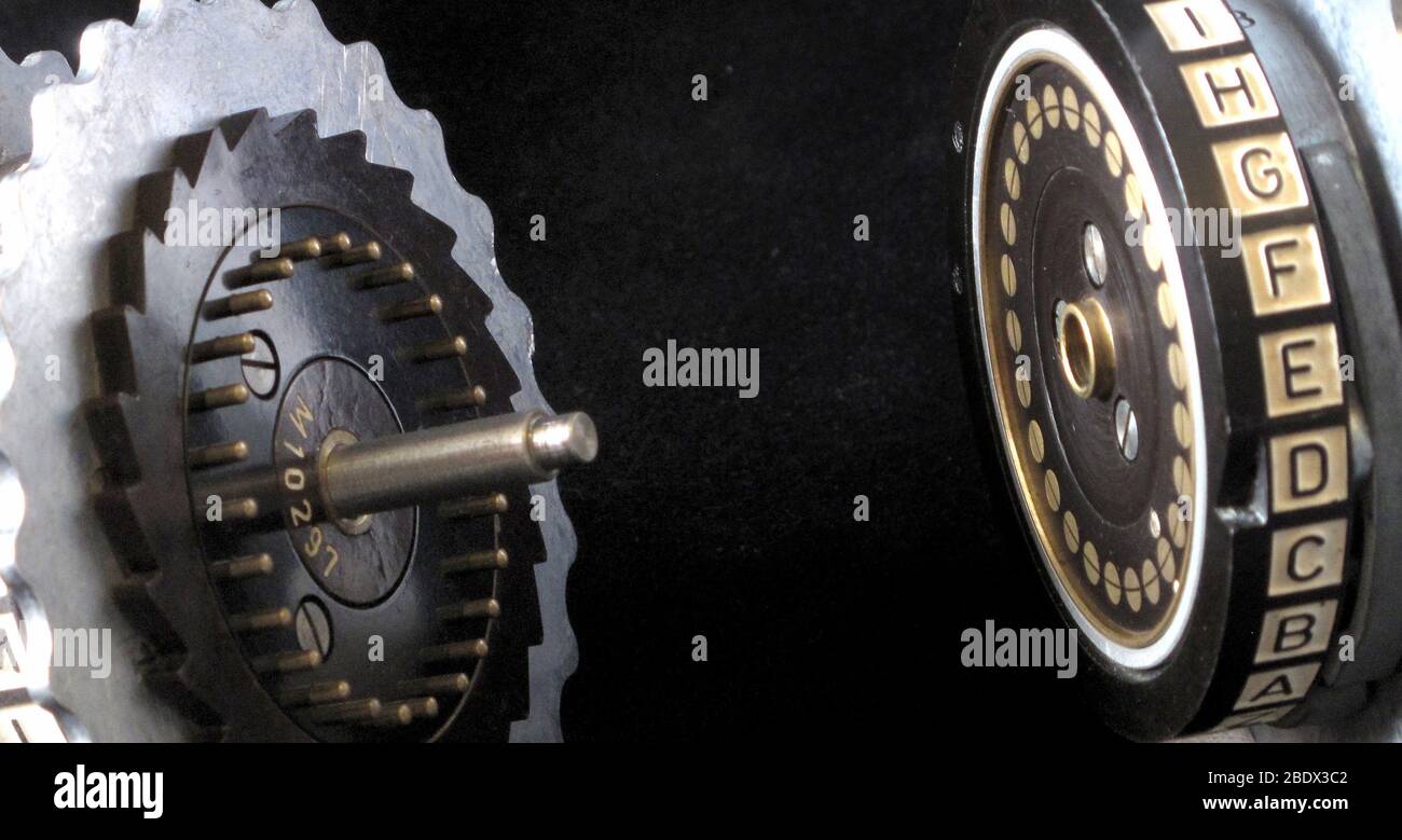 Zwei Enigma Rotoren und Spindel Stockfoto