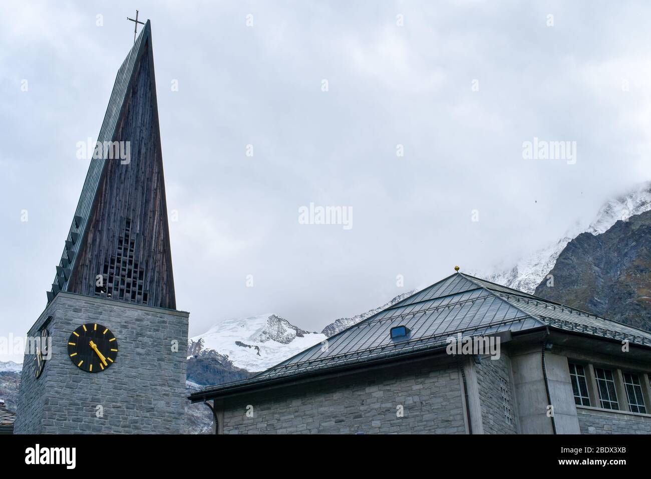 Pfarrkirche (Herz-Jesu-Kirche) in Saas-Fee, Wallis, Schweiz. Stockfoto