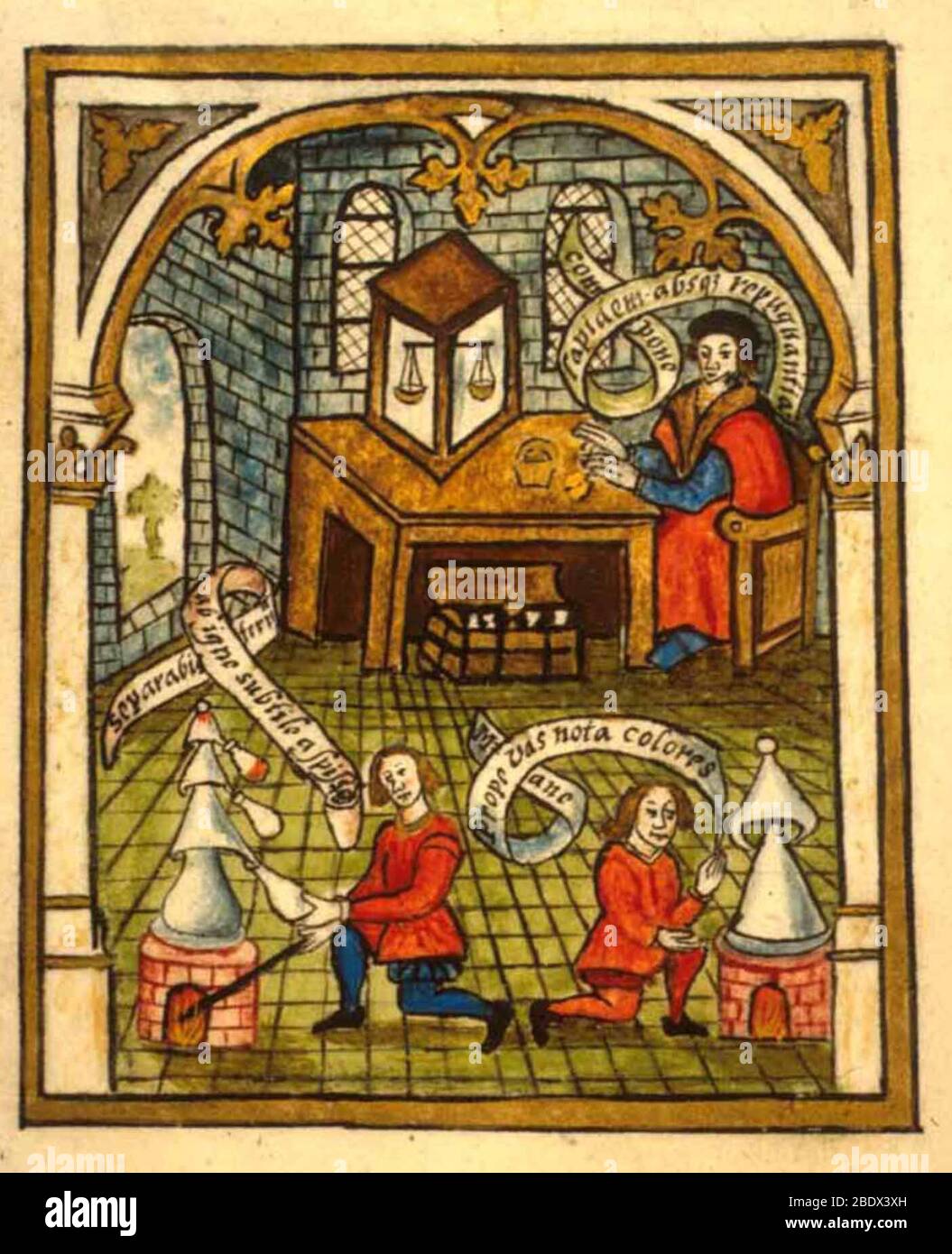 Ein Alchemist sitzt an einem Tisch mit Schüssel und Schuppen, mit zwei knienden Figuren, die sich um die Öfen, c. 1477. Eine Illustration aus dem Ordinal der Alchemie des englischen Dichters und Alchemisten Thomas Norton (ca. 1433-ca.1513). Das Ordinal ist ein alchemistisches Gedicht von etwa 3000 Zeilen, berühmt für die früheste bekannte Illustration einer wissenschaftlichen Balance, einer Waage, die von Glas umgeben ist, um Zugluft zu verhindern. Sie ist auf der Tabelle in diesem Bild zu sehen. Stockfoto