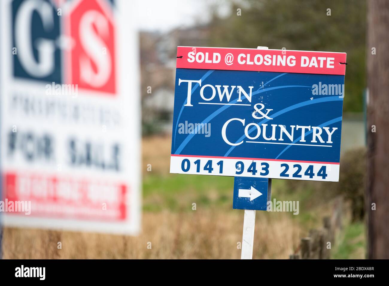 Verkauft am Schließungsdatum Immobilienmakler Board sign, Schottland, Großbritannien Stockfoto