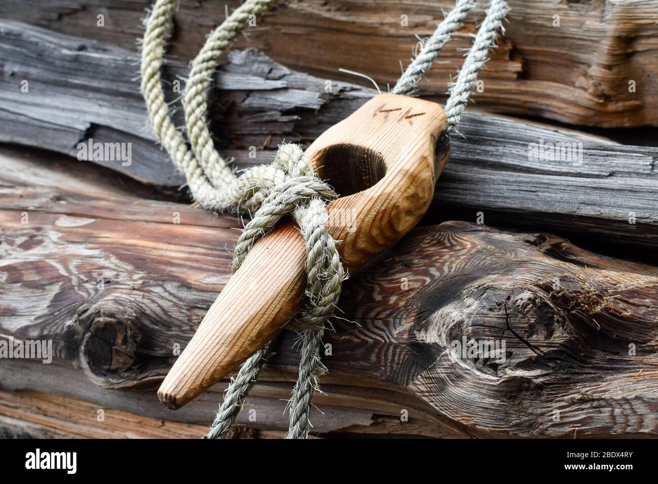 Holzschnalle mit Seilen in der traditionellen Art des Holzstämme Transport verwendet. Stockfoto