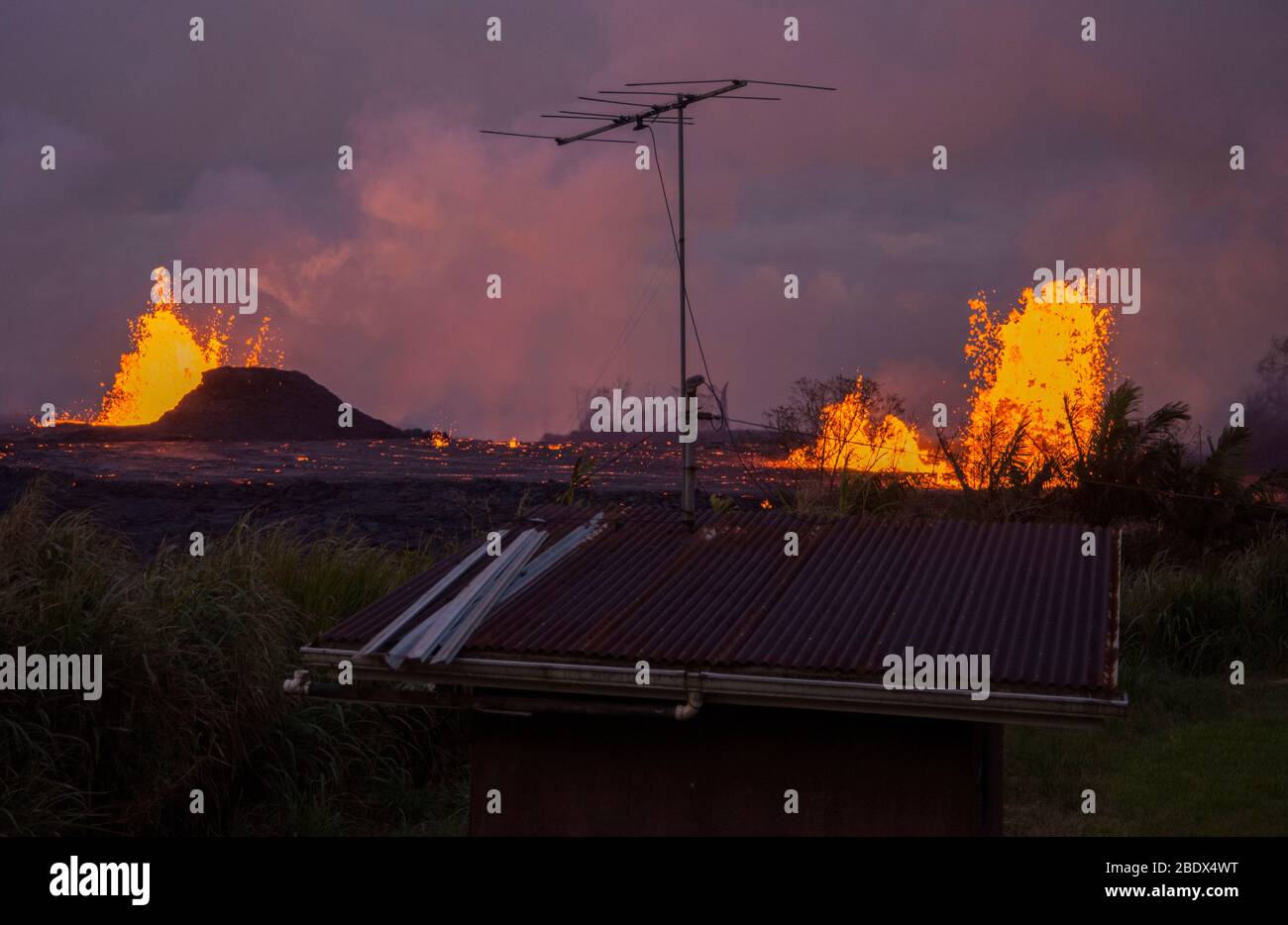Lava bricht aus zwei Spalten im Stadtteil Leilani Estates aus, 23. Mai 2018. Stockfoto