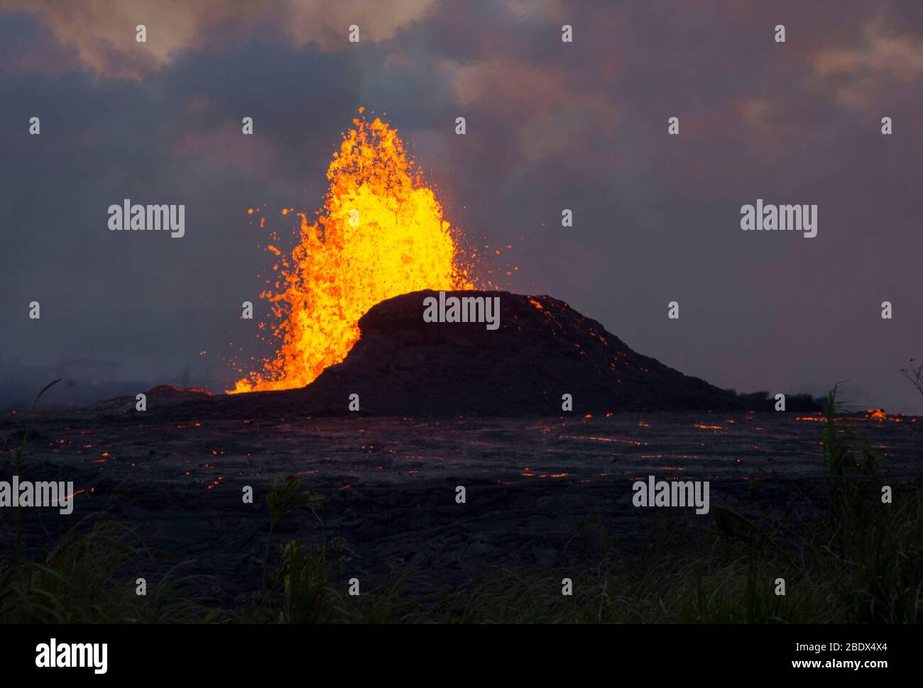 Lava bricht aus einer Spalte in der Leilani Estates Nachbarschaft in der Dämmerung, 23. Mai 2018. Stockfoto