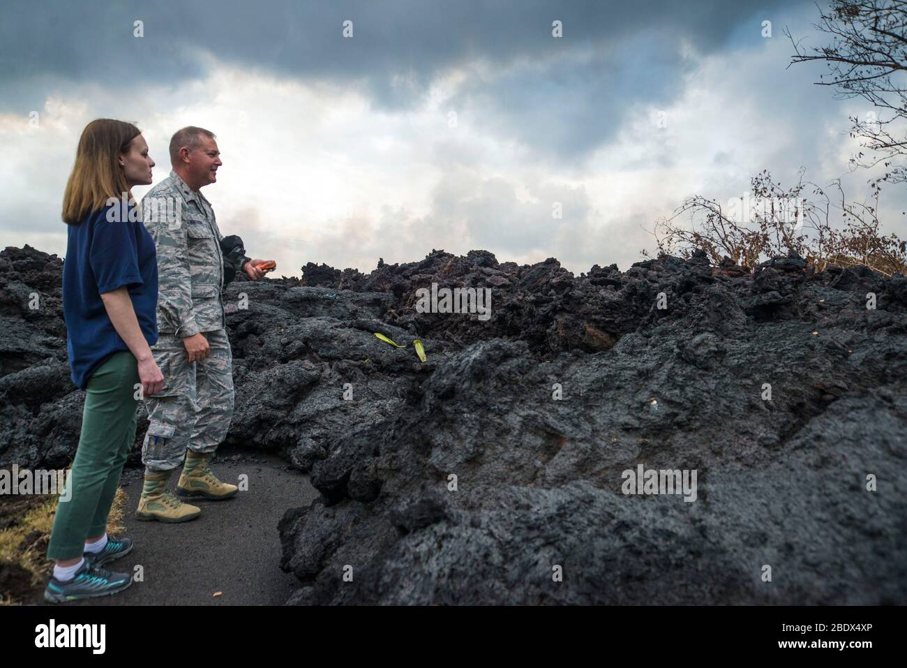 FEMA-Mitarbeiterin Meghan Breitenbach und US-Luftwaffenleutnant Colonel Chuck Anthony sehen einen Teil des verhärteten Lavastroms aus dem Vulkanausbruch Kīlauea, 18. Mai 2018. Stockfoto