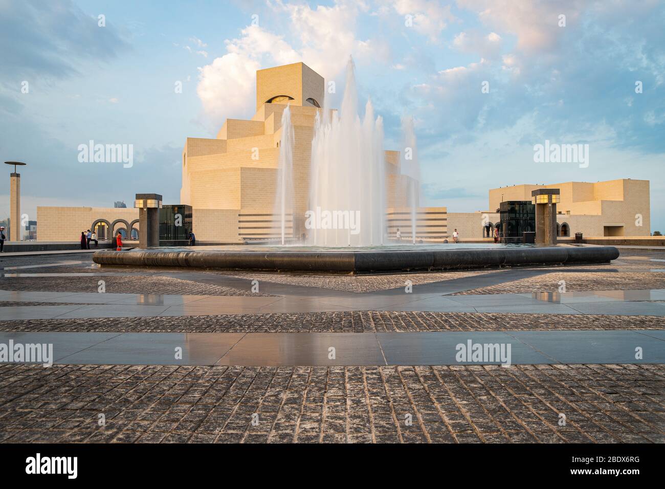 Museum für Islamische Kunst , Doha, Katar bei Tageslicht Außenansicht mit Brunnen im Vordergrund und Wolken in den Himmel im Hintergrund Stockfoto