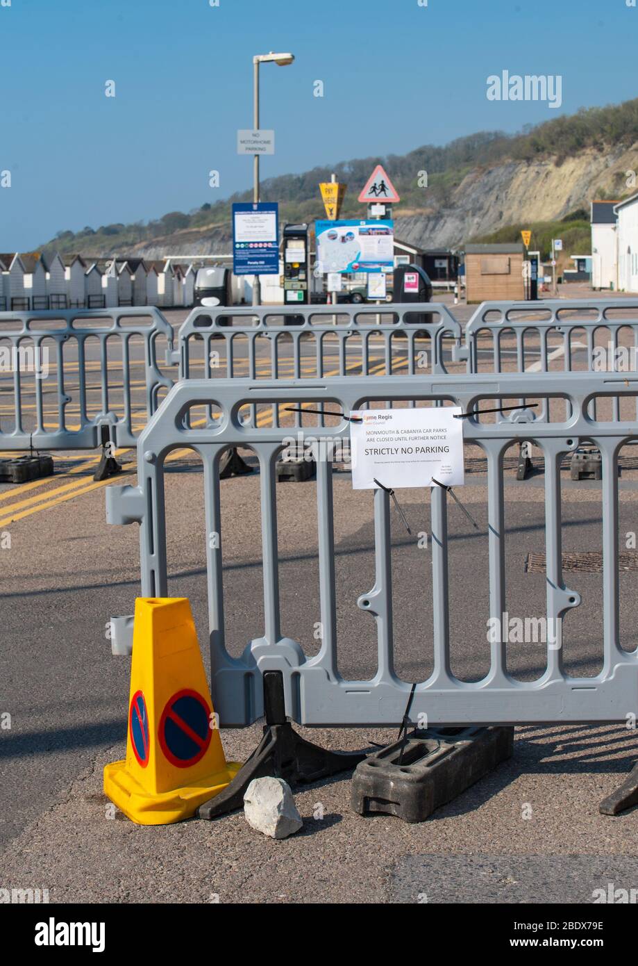 Lyme Regis, Dorset, Großbritannien. April 2020. UK Covid-19: Lyme Regis' Parkplätze sind am Karfreitag geschlossen, um Besucher zu ermutigen, weg zu bleiben angesichts der Coronavirus-Pandemie. Der Tourismus ist die Hauptindustrie der Stadt und die wirtschaftlichen Auswirkungen der Blockierung auf die Kleinunternehmen in der Stadt beginnen bereits zu beißen. Kredit: Celia McMahon/Alamy Live News Stockfoto