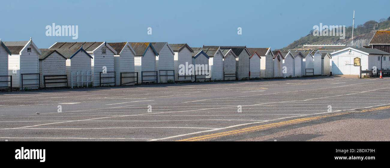 Lyme Regis, Dorset, Großbritannien. April 2020. UK Covid-19: Lyme Regis' Parkplätze sind am Karfreitag geschlossen, um Besucher zu ermutigen, weg zu bleiben angesichts der Coronavirus-Pandemie. Der Tourismus ist die Hauptindustrie der Stadt und die wirtschaftlichen Auswirkungen der Blockierung auf die Kleinunternehmen in der Stadt beginnen bereits zu beißen. Kredit: Celia McMahon/Alamy Live News Stockfoto
