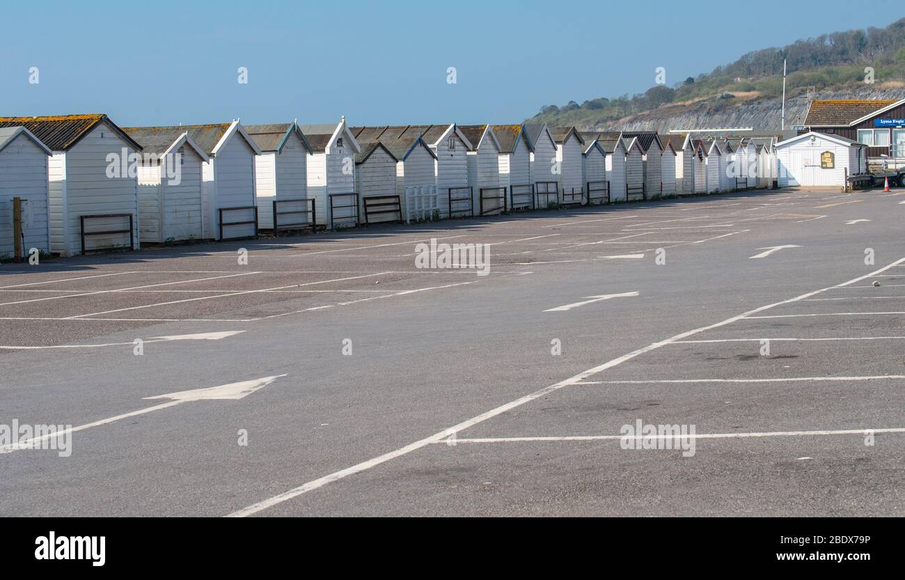 Lyme Regis, Dorset, Großbritannien. April 2020. UK Corvid-19: Lyme Regis' Parkplätze sind am Karfreitag geschlossen, um Besucher zu ermutigen, weg zu bleiben angesichts der Coronavirus-Pandemie. Der Tourismus ist die Hauptindustrie der Stadt und die wirtschaftlichen Auswirkungen der Blockierung auf die Kleinunternehmen in der Stadt beginnen bereits zu beißen. Kredit: Celia McMahon/Alamy Live News Stockfoto