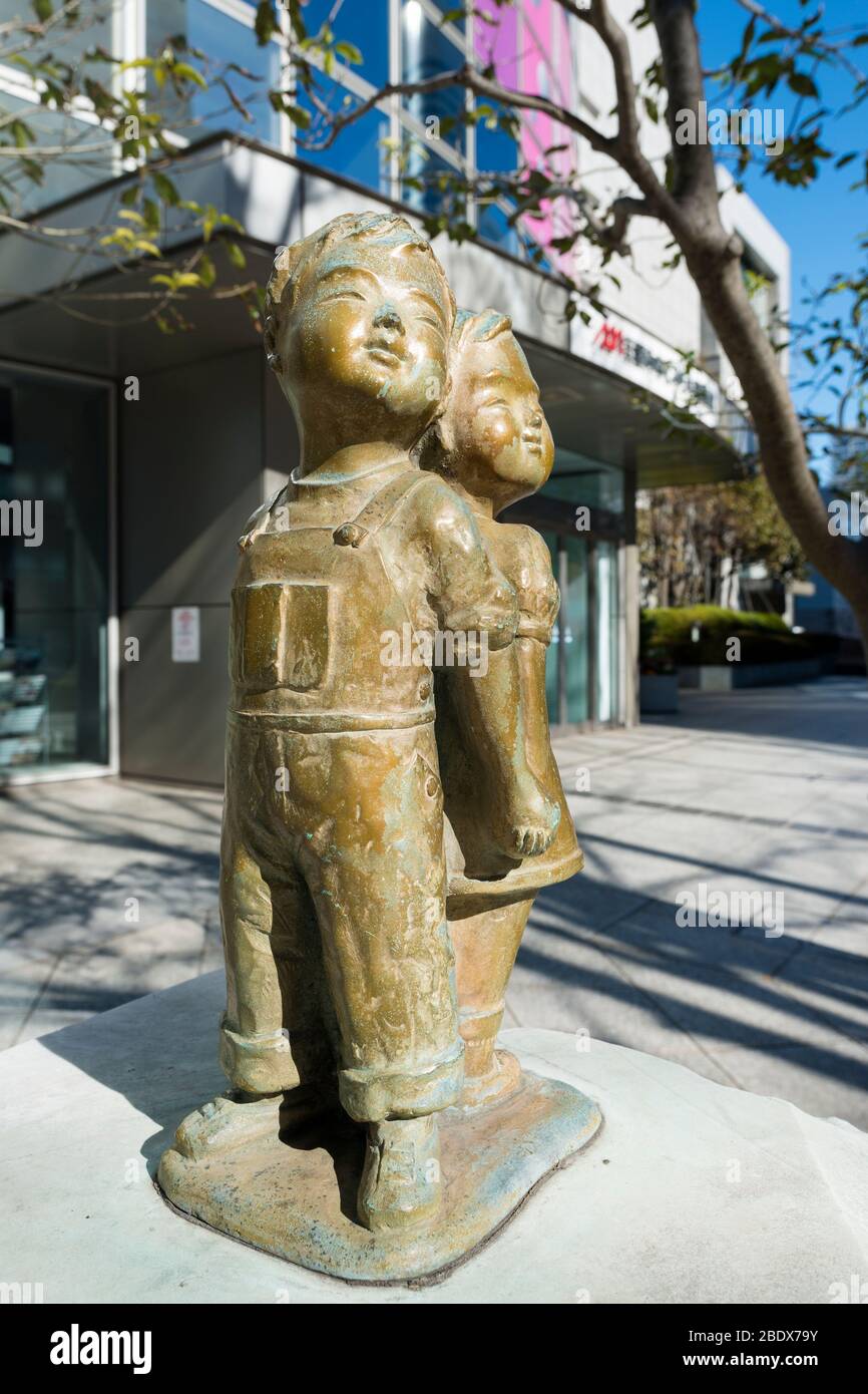 Statue von Kindern vor dem Mitsubishi Minatomirai Industrial Museum, Yokohama, Japan Stockfoto