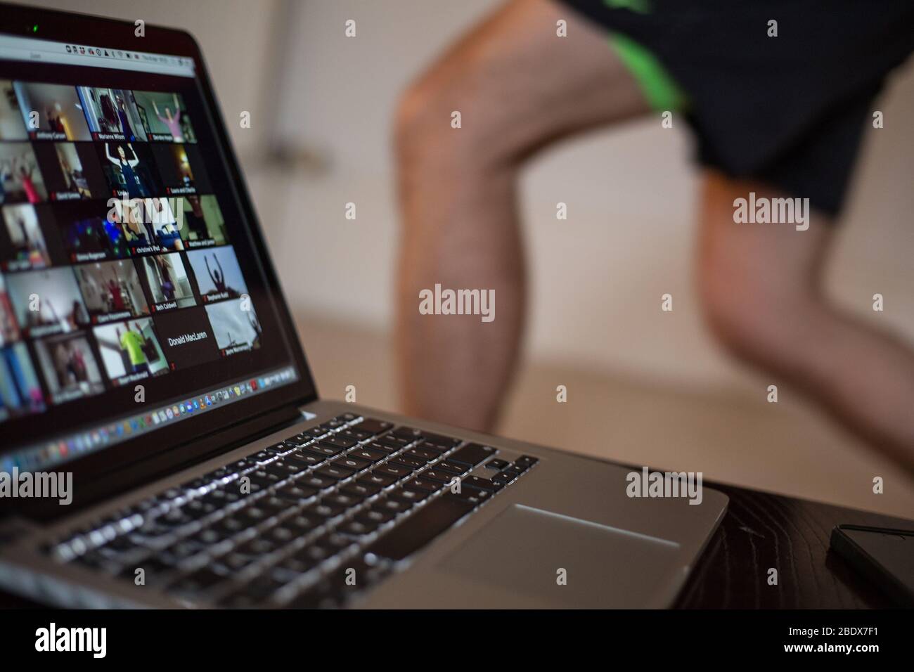 Glasgow, Großbritannien, 9. April 2020. Trainieren Sie zu Hause, halten Sie fit, während Sie während der aktuellen Coronavirus COVID-19 Pandemie-Krise über die Zoom Cloud Meeting Software-Anwendung auf einem Laptop an einem Übungsskurs teilnehmen. Zoom hat seine Popularität während der aktuellen Krise zugenommen, aber seine Sicherheit wird von vielen in Frage gestellt. Foto: Jeremy Sutton-Hibbert/ Alamy Live News. Stockfoto