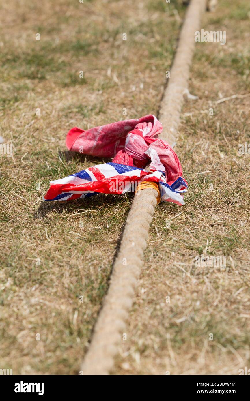 Union Jack an einem Tauziehen an einem Kriegsseil bei den Schulspielen in Kent gebunden Stockfoto