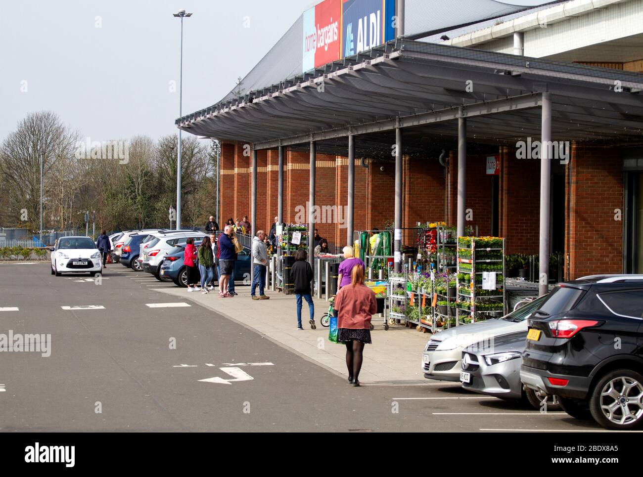 Dundee, Tayside, Schottland, Großbritannien. April 2020. UK Wetter: Lokale Käufer Schlange vor Aldi und Homebargains Läden an einem hellen warmen Karfreitag während der Covid-19 sozialen Distanzierung Lockdown in Dundee. Quelle: Dundee Photographics/Alamy Live News Stockfoto