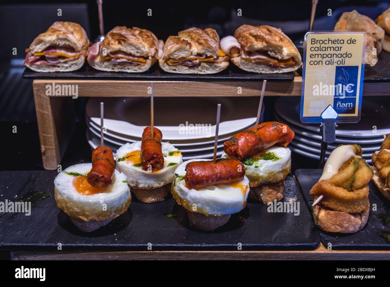 Pinchos mit Ei und Würstchen in der Tapas-Bar in San Sebastian Küstenstadt in der baskischen Autonomen Gemeinschaft, Spanien Stockfoto