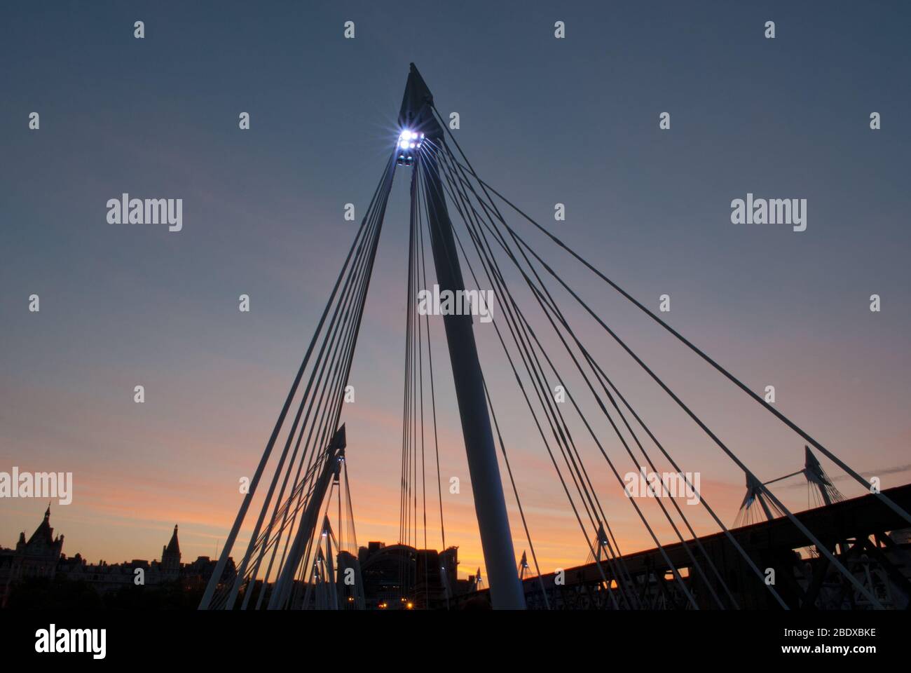 Themse Golden Jubilee Bridges Hungerford Bridge Bishop's, London von Sir John Hawkshaw & Lifschutz Davidson Sandilands Stockfoto