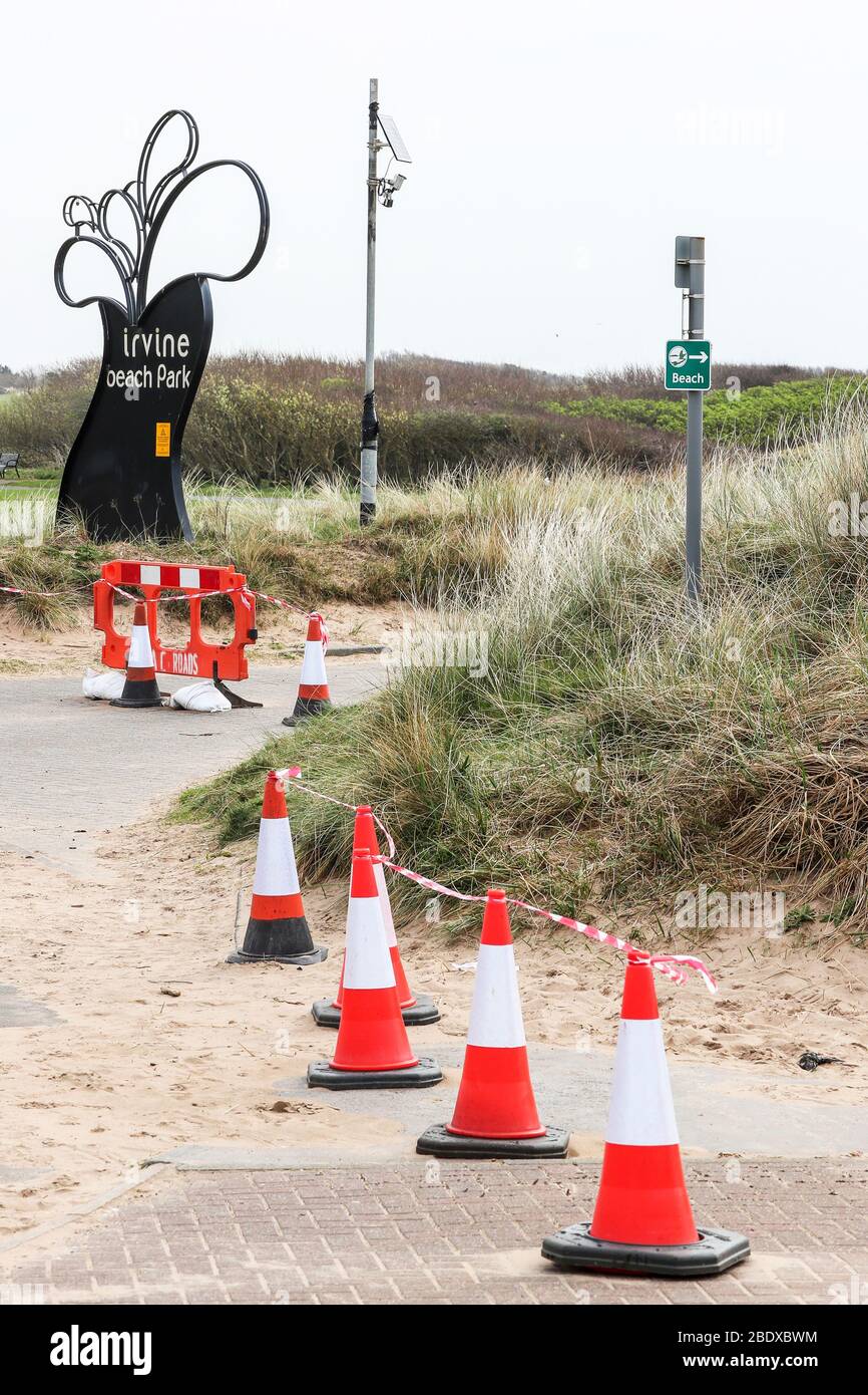 Irvine, Großbritannien. April 2020. In Erwartung eines sonnigen Osterwochenendes und im Einklang mit den aktuellen Regierungsvorschriften über Covid 19 haben die Nord-Ayrshire-Räte beschlossen, alle Zufahrtsstraßen zum Strand und zum angrenzenden öffentlichen Park zu schließen, in der Hoffnung, die Menschen zu Hause bleiben zu ermutigen und die Ausbreitung des Virus zu verhindern. Nicht jeder hält sich an die Räte Beschränkungen. Kredit: Findlay/Alamy Live News Stockfoto