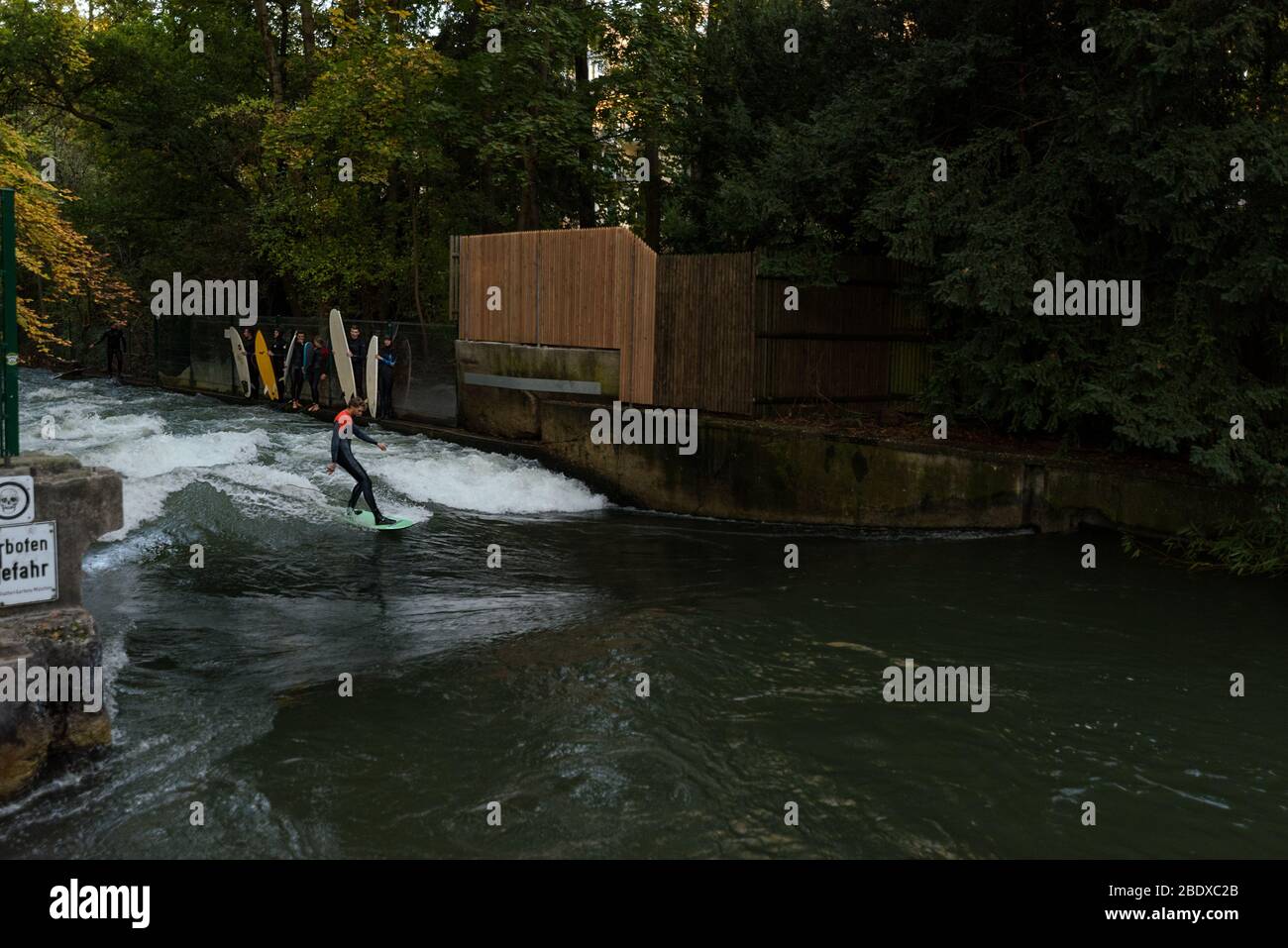 Surfer an der E2 Kleine Eisbachwelle Fluss Surfen Spot bei München, Deutschland auf dem Eisbach. Stockfoto