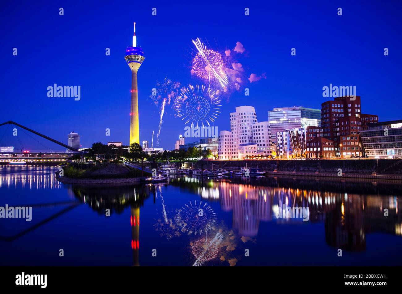 Feier Feuerwerk über der Stadt bei Nacht Stockfoto