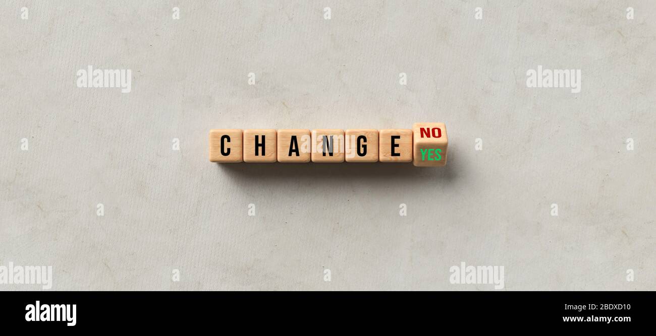 Würfel mit Buchstaben, die das Wort ÄNDERN und die Antwort JA oder NEIN auf konkreten Hintergrund - 3D-Darstellung Stockfoto