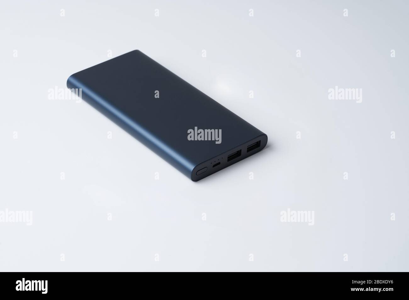 Blaue Powerbank für Divice isoliert auf weißem Hintergrund mit Kopierfläche. Stockfoto