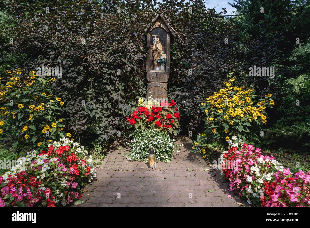 Altes Holzschrein des heiligen Johannes des Täufers im Dorf Mroga Gorna, Kreis Brzeziny in der Woiwodschaft Lodz in Mittelpolen Stockfoto