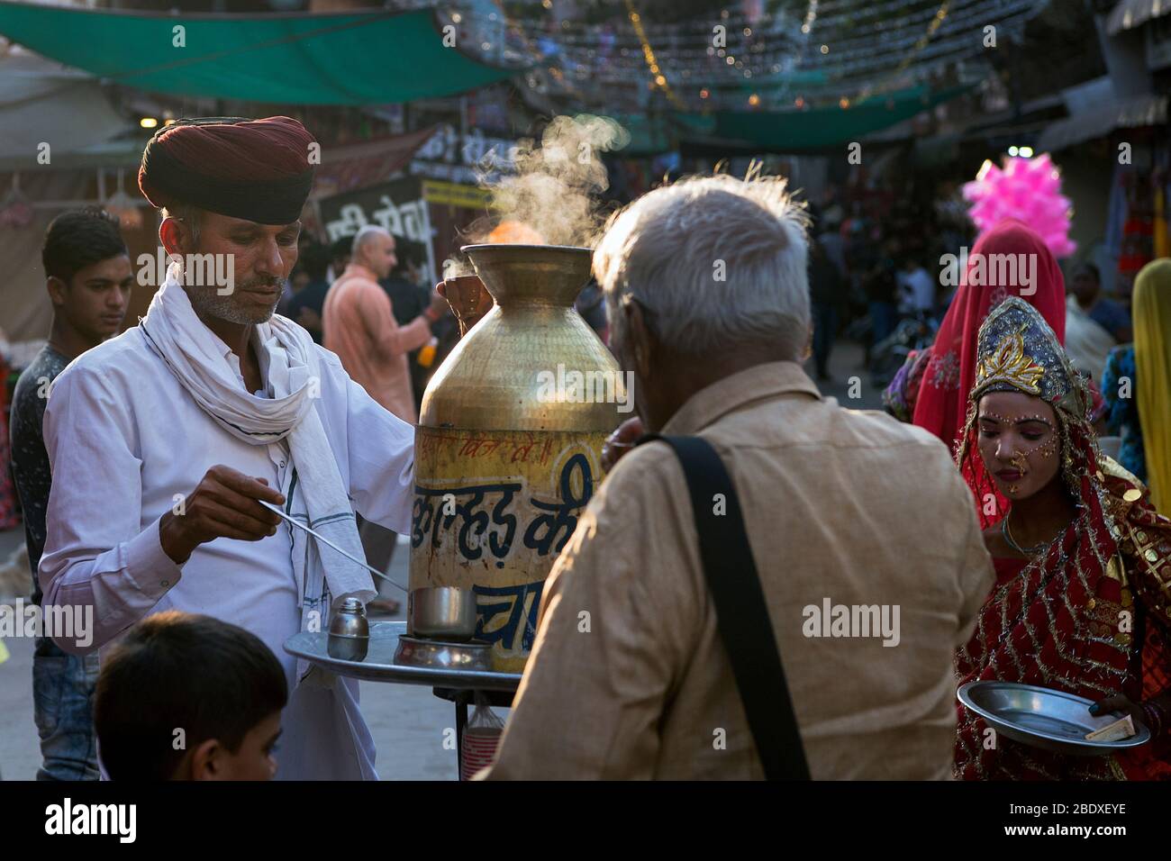 Das Bild von Tee-Verkäufer bei Pushkar Fair, Ajmer, Rajasthan, Indien, asien Stockfoto