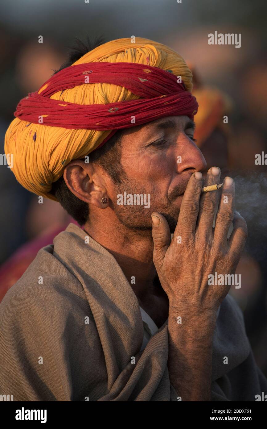 Das Bild von Rajasthani Mann rauchen bidi bei Pushkar Animal Fair, Ajmer, Rajasthan, Indien, asien Stockfoto