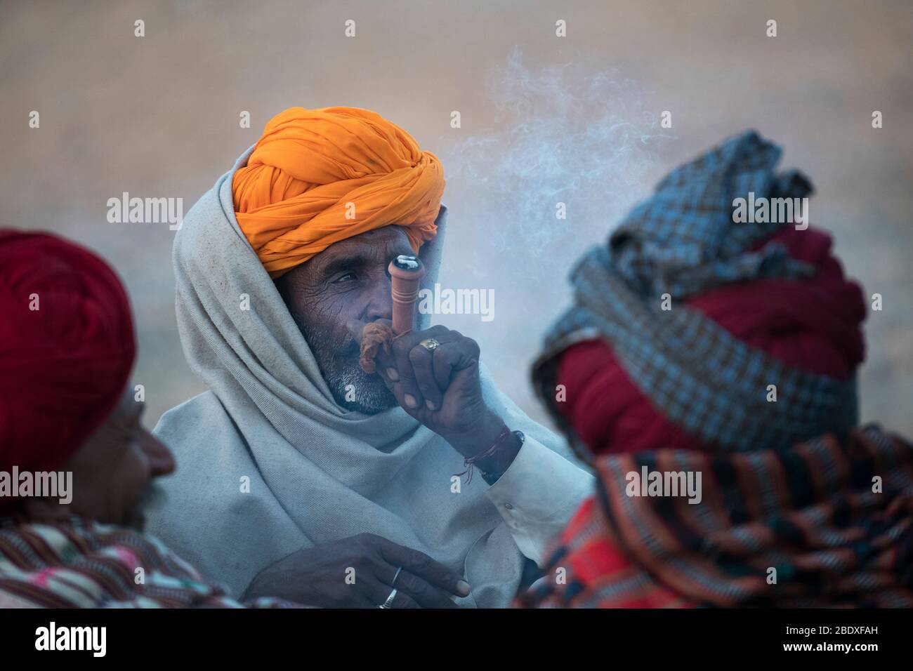 Das Bild von Rajasthani Mann Rauchen Porträt auf Pushkar Animal Fair, Ajmer, Rajasthan, Indien, asien Stockfoto