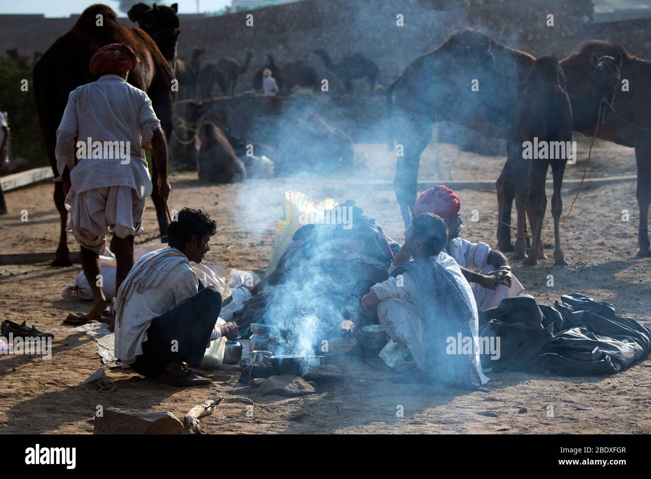 Das Bild von Rajasthani Männer Essen kochen bei Pushkar Animal Fair, Ajmer, Rajasthan, Indien, asien Stockfoto