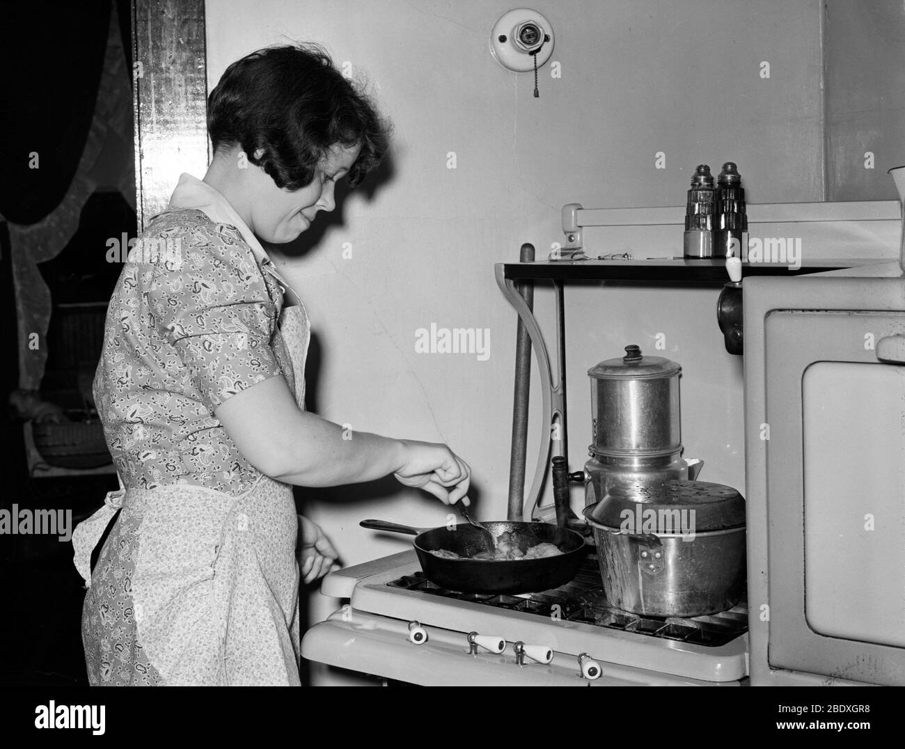 Hausfrau Kochen Abendessen, 1938 Stockfoto