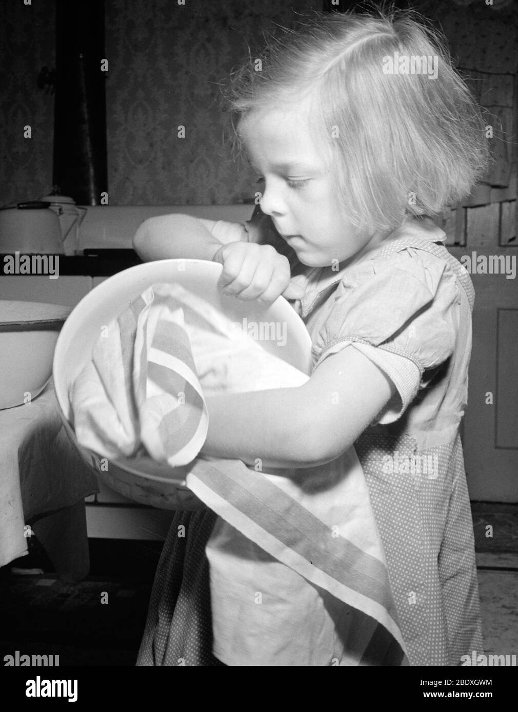 Junges Mädchen, Das Geschirr Trocknend, 1943 Stockfoto
