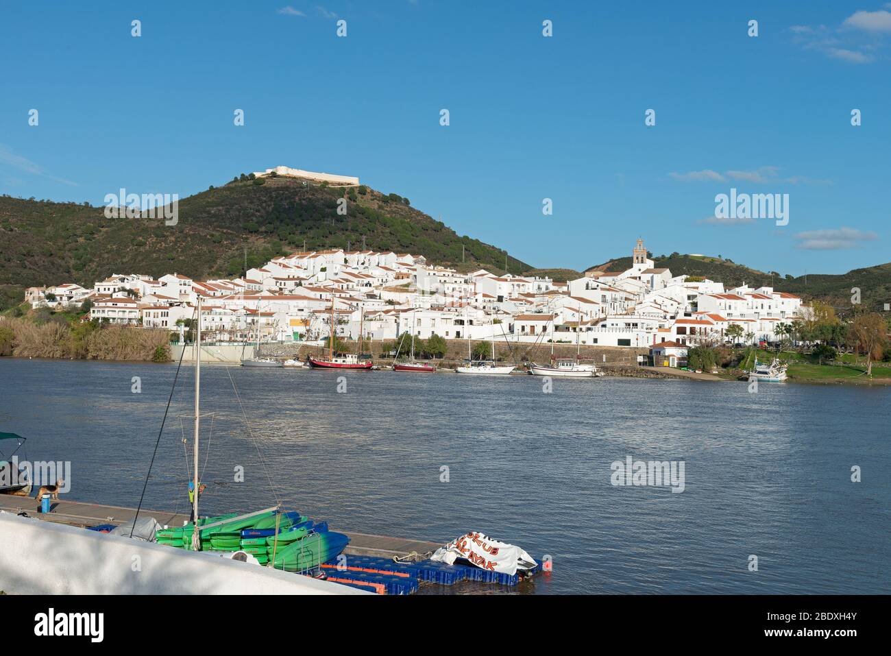 Sanlucar de Guadiana, Spanien - Februar 2020: Das Land an der Grenze zu Alcoutim, Portugal Stockfoto